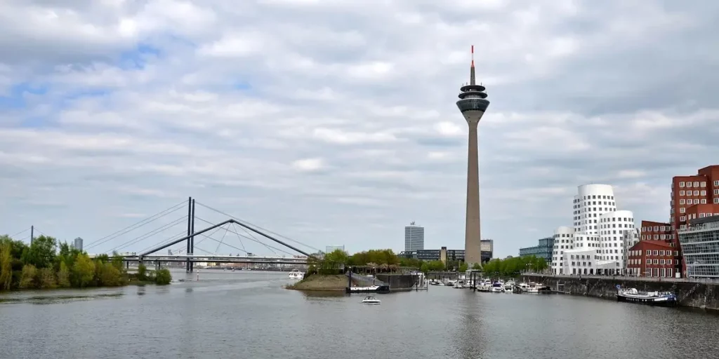 Ein Blick auf die Düsseldorfer Skyline - Rohrreinigung Düsseldorf